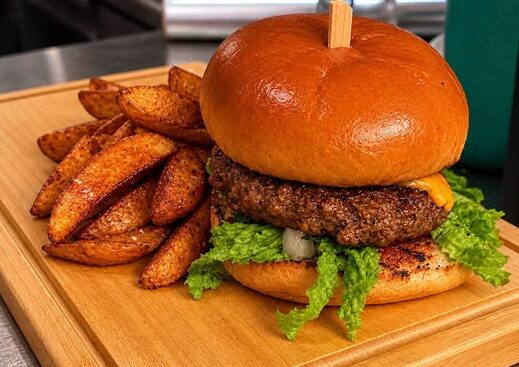 Ραφήνα: Το burger που θα γίνει η νέα σου εμμονή στο Άσπρο Γίδι