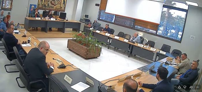 Άδειες καρέκλες, άδειες ευθύνες: Το Δημοτικό Συμβούλιο Ραφήνας – Πικερμίου σε θεσμική κατάρρευση