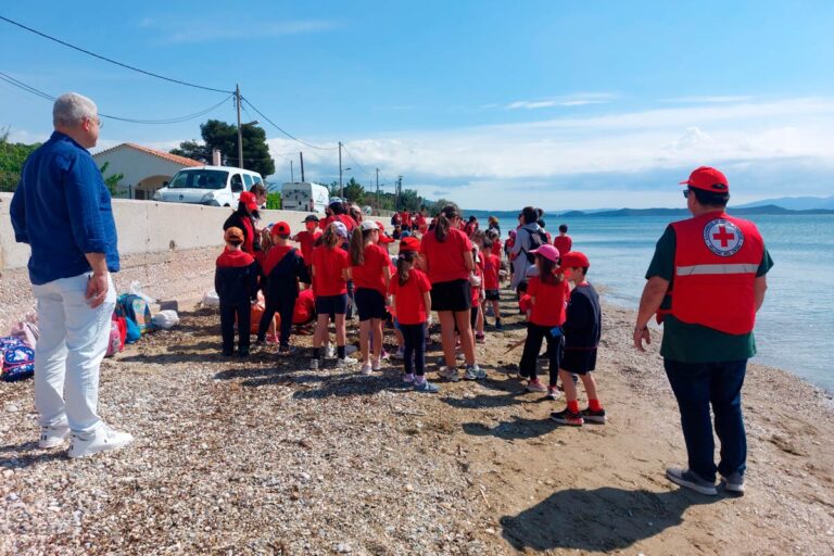 Μαραθώνας – Παραλία Αγίου Παντελεήμονα: Εθελοντική δράση καθαρισμού από τον Ερυθρό Σταυρό και το Δημοτικό του Αρσακείου Εκάλης