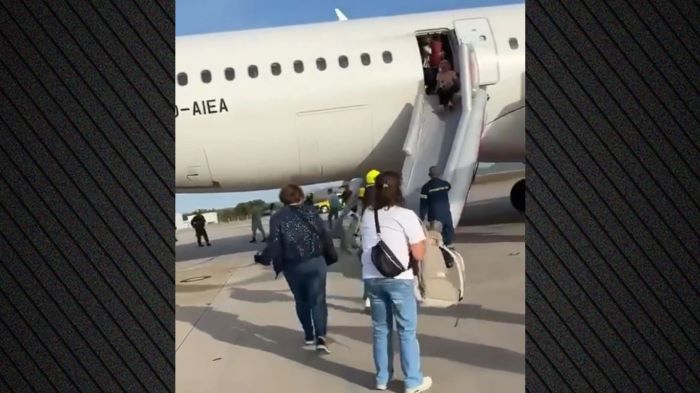 Σπάτα: Επιβάτες αεροπλάνου κατέβηκαν με τσουλήθρες μετά από αναγκαστική προσγείωση της Lufthansa