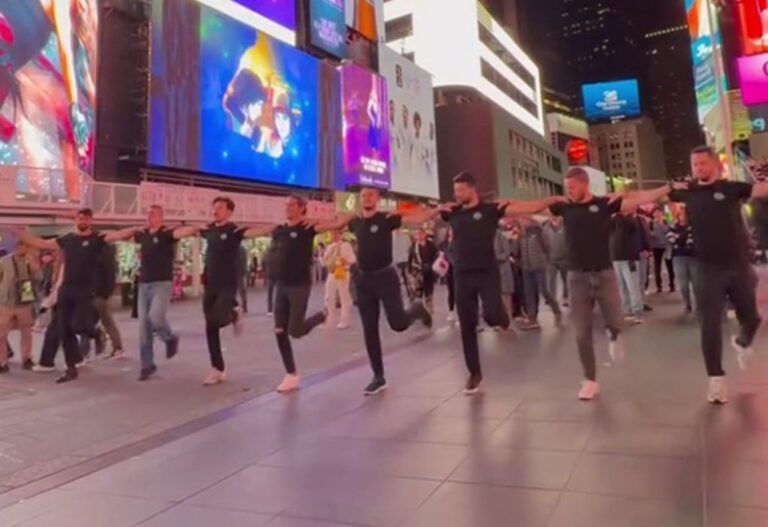 Viral το πεντοζάλι στην καρδιά της Times Square – Αυθεντική ατμόσφαιρα της Κρήτης στη Νέα Υόρκη
