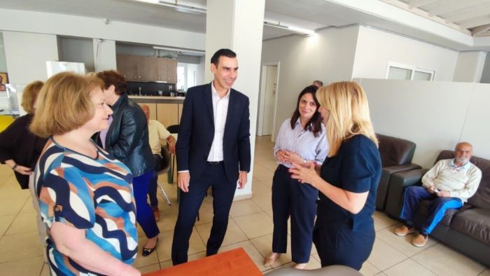 Ραφήνα: Ο Υφυπουργός Υγείας Μάριος Θεμιστοκλέους δίπλα στα μέλη του ΚΑΠΗ για την πρόληψη και τη δημόσια υγεία