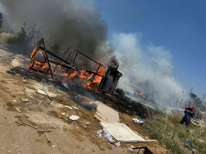 Πυρκαγιά σε καταυλισμό στην Παλλήνη – Κάηκε παράπηγμα και χορτολιβαδική έκταση (βίντεο)