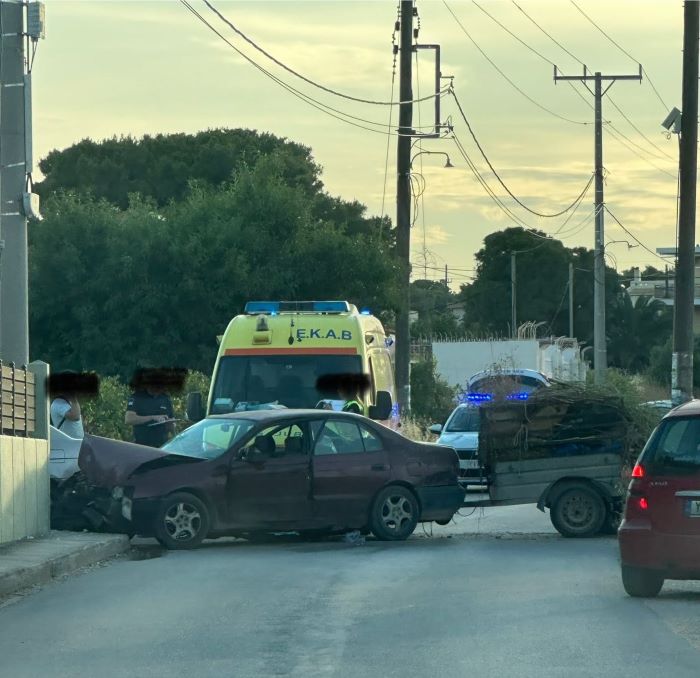 Τροχαίο στην Αρτέμιδα μετά από παραβίαση STOP – Δύο τραυματίες