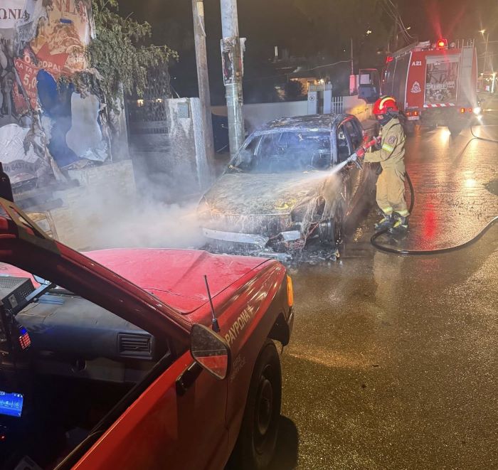 Αρτέμιδα: Αυτοκίνητο τυλίχθηκε στις φλόγες στη Λεωφόρο Βραυρώνος – βίντεο