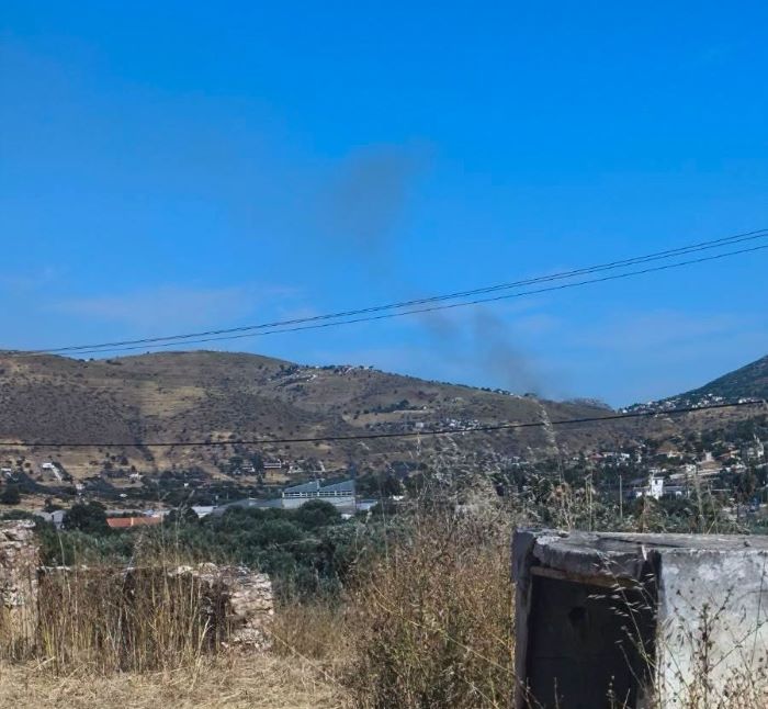 Φωτιά στην Πλάκα Λαυρεωτικής- σηκώθηκαν εναέρια