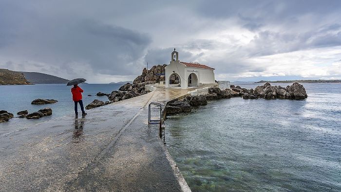 Καιρός: Βροχές στην Αττική – Χιλιάδες κεραυνοί και ισχυρές καταιγίδες