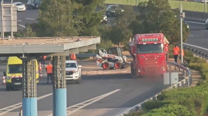 Αττική Οδός: Ανατροπή φορτηγού με μπάζα στο ύψος της Παιανίας – Απεγκλωβίστηκε ο οδηγός