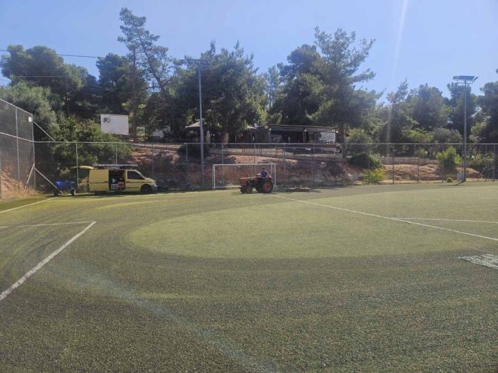 Ραφήνα: Ξεκίνησαν οι εργασίες αποκατάστασης του τεχνητού χλοοτάπητα στο γήπεδο της διασταύρωσης