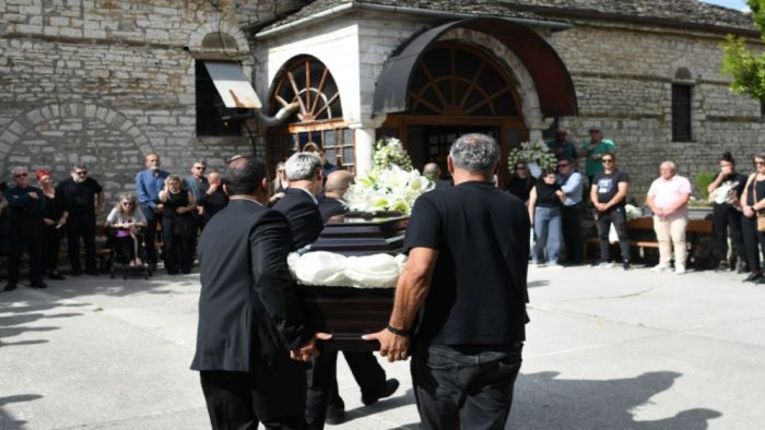 Σπαραγμός στα Ιωάννινα για τον Μάριο Οικονόμου – Συγγενείς, φίλοι και άνθρωποι του ποδοσφαίρου στο τελευταίο αντίο