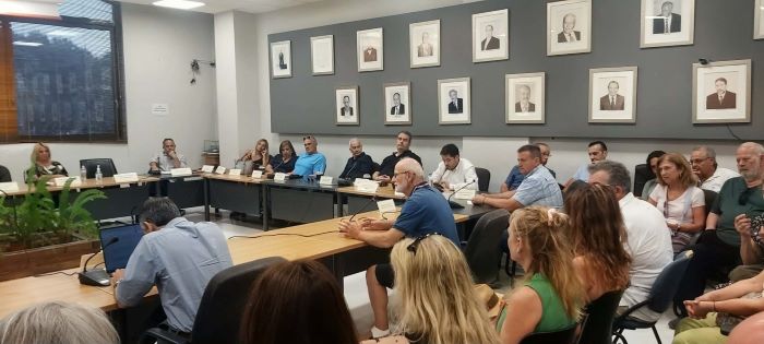 Η Ραφήνα δεν αντέχει άλλη υποβάθμιση – Απαιτείται ενότητα της αντιπολίτευσης και κοινές πράξεις για λιμάνι και αεροδρόμιο