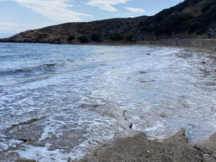 Τραγωδία στη Ραφήνα: Νεκρός ηλικιωμένος στην παραλία Μαρίκες- η θάλασσα τον έριξε στα βράχια