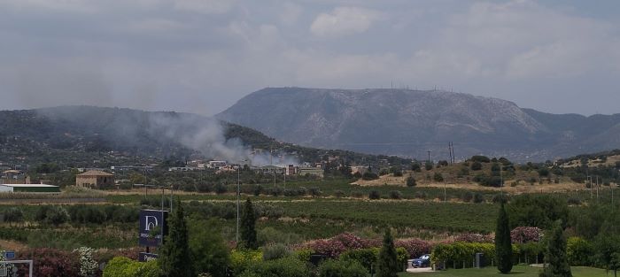Πυρκαγιά ανάμεσα σε Σπάτα και Παλλήνη – Μήνυμα 112 στους κατοίκους