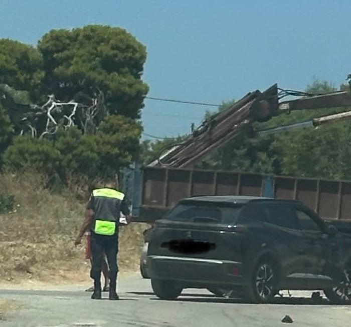 Τροχαίο ατύχημα στην Αρτέμιδα – Σύγκρουση αυτοκινήτου με φορτηγό