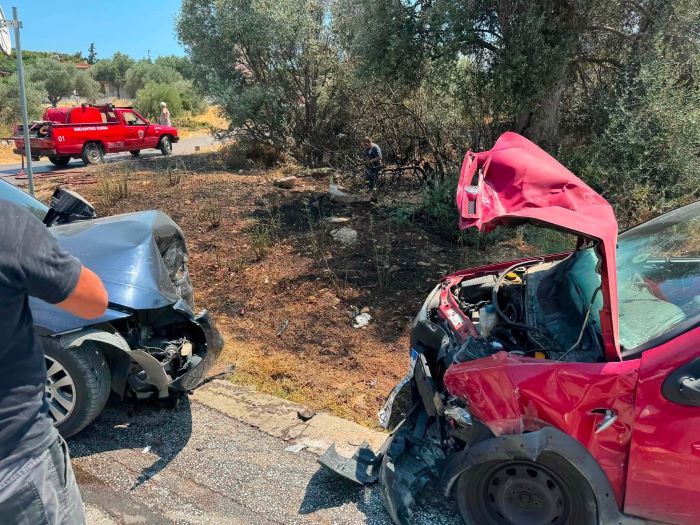 Αρτέμιδα: Μετωπική σύγκρουση οχημάτων στην Αγίου Ιωάννου – Φωτιά δίπλα στον δρόμο- φωτογραφίες