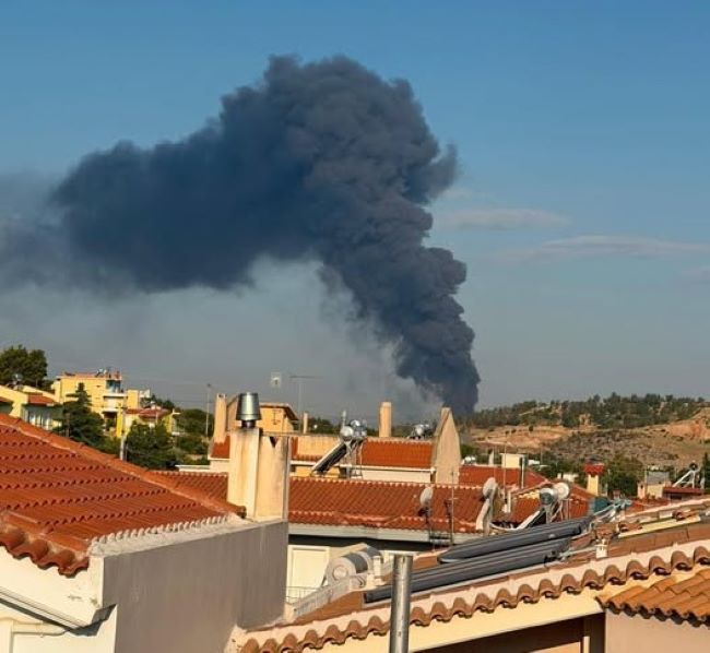 Φωτιά σε επιχείρηση στον Ασπρόπυργο – Μήνυμα του 112 για απομάκρυνση κατοίκων