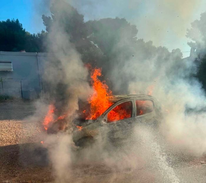 Φωτιά σε αυτοκίνητο στην Αρτέμιδα (2 βίντεο)