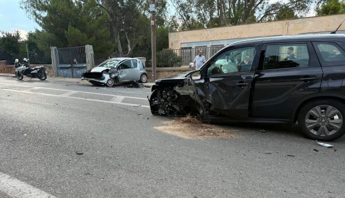 Σοβαρό τροχαίο στη λεωφόρο Καραμανλή στην Αρτέμιδα- μία γυναίκα ελαφρά τραυματισμένη