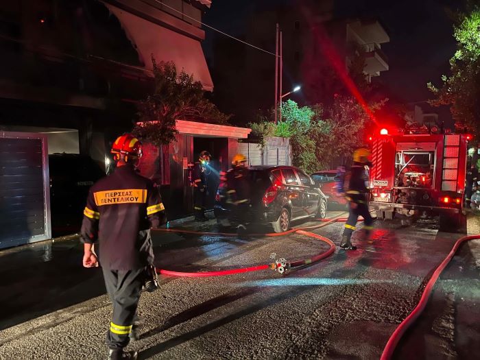 Παλλήνη: Πυρκαγιά σε όχημα επεκτάθηκε σε πολυκατοικία – Εκκενώθηκε το κτίριο