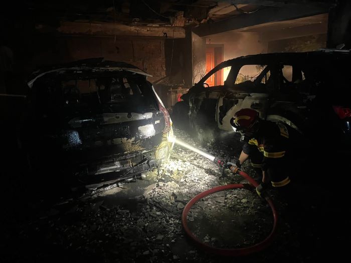 Παλλήνη: Φωτιά σε οχήματα κάτω από πολυκατοικία – Εκκενώθηκε το κτίριο (φωτογραφίες)