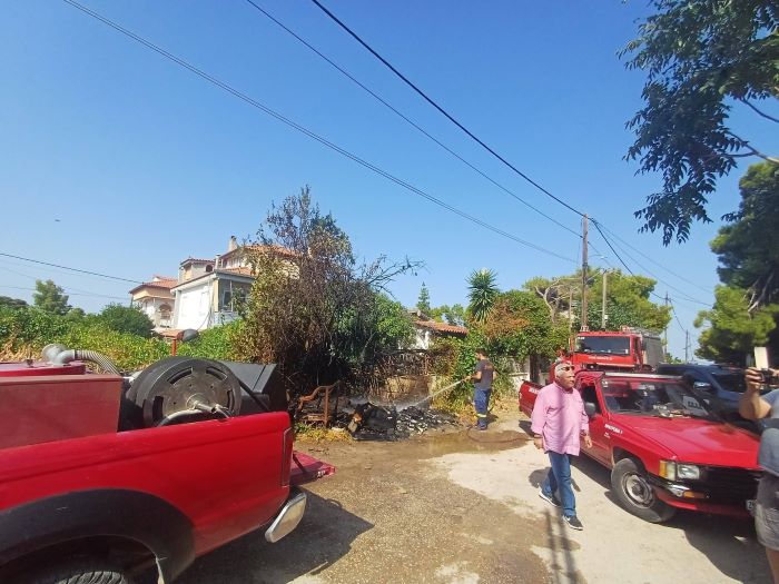 Φωτιά σε ακαθάριστο οικόπεδο στην Αρτέμιδα – φωτογραφίες