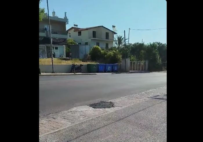 Ραφήνα: Υπάλληλοι καταστημάτων της διασταύρωσης έκλεισαν προσωρινά επικίνδυνη λακκούβα έξω από το ΚΕΠ