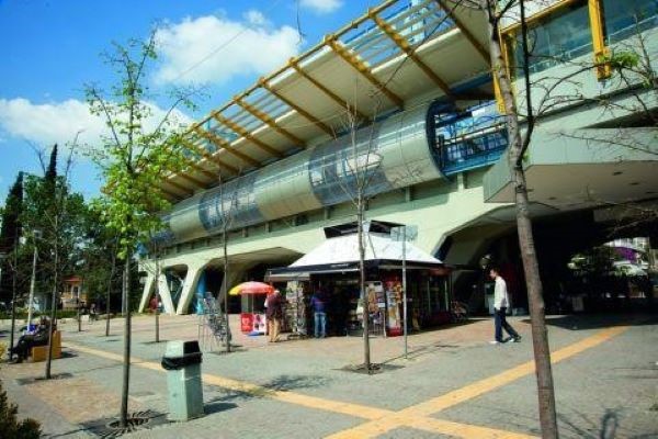 Αναστάτωση έξω από τον σταθμό Αττική: Ρασοφόρος έτρεχε χωρίς ρούχα και φώναζε