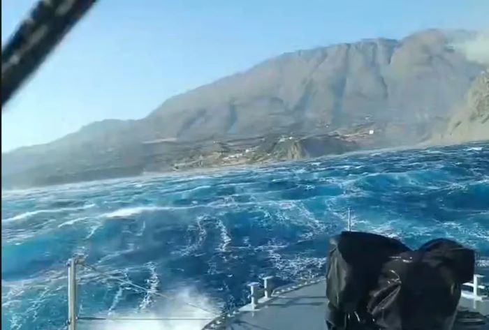 Ψαράς απομάκρυνε 30 εγκλωβισμένους από παραλία του Ρεθύμνου: Ο «Άγιος Σπυρίδων» στη μάχη με τις φλόγες