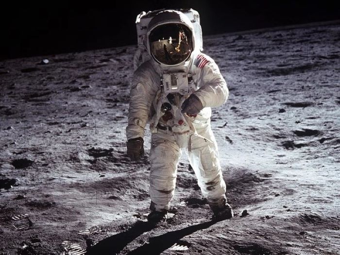 Μια μέρα σαν σήμερα, στις 21 Ιουλίου του 1969, o Νιλ Άρμστρονγκ έκανε τα πρώτα βήματα στην σελήνη και έγραψε ιστορία