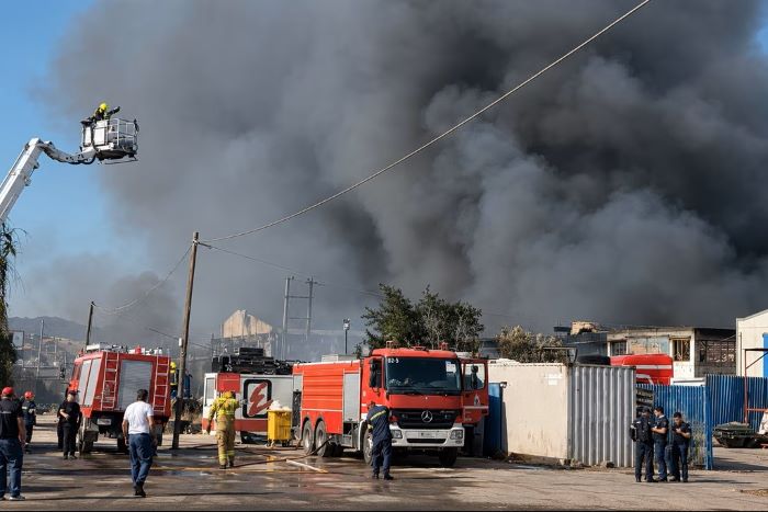 Μεγάλη φωτιά στον Ασπρόπυργο: Δύο τραυματίες, ο ένας διασωληνωμένος