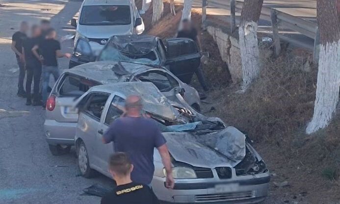 Ηράκλειο: Αυτοκίνητο παρέσυρε σταθμευμένα ΙΧ και αναποδογύρισε στη μέση του δρόμου