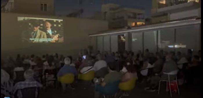 Ραφήνα: Γέμισε ξανά ο εξώστης του ΚΑΠΗ για την προβολή του «Il Postino»