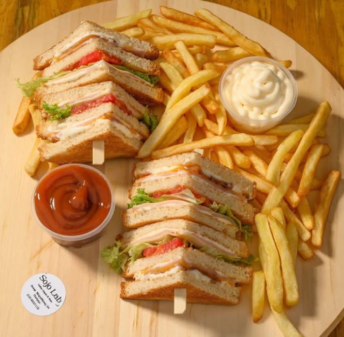 Sojo Lab στο Πικέρμι: Το Classic Club Sandwich που ανεβάζει τη μέρα σου