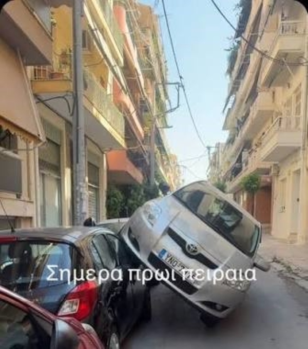 Πειραιάς: Αυτοκίνητο ανέβηκε πάνω σε παρκαρισμένο ΙΧ – Εικόνες που δεν τις πιστεύεις
