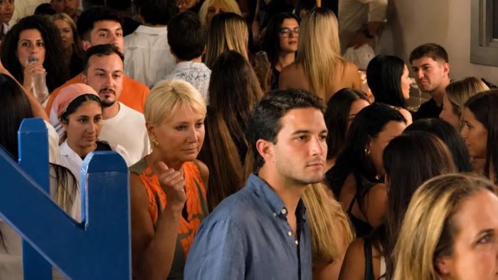 Στη Μύκονο η Νατάσα Παζαΐτη με τον 23χρονο γιο της, Αλέξανδρο Καραμανλή (βίντεο)