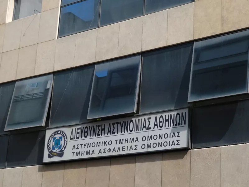 ΑΤ Ομονοίας: Ένοχοι δύο αστυνομικοί για τον βιασμό 19χρονης – Αθωώθηκε ο τρίτος κατηγορούμενος