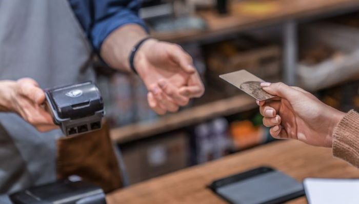 Στα 6.000 ευρώ αυξάνεται το ετήσιο αφορολόγητο για τα ηλεκτρονικά φιλοδωρήματα