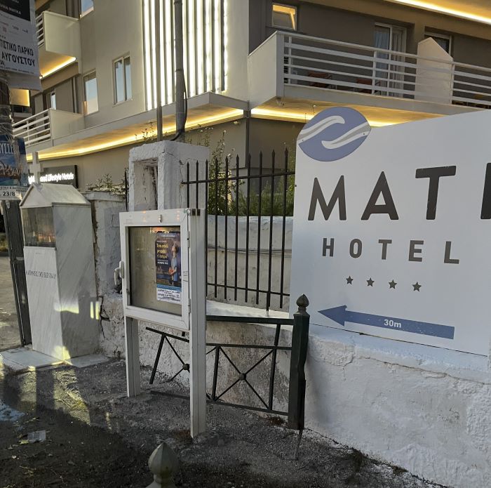 Μάτι: Η Πυροσβεστική απομάκρυνε επικίνδυνο κάγκελο – ο Δήμος απών