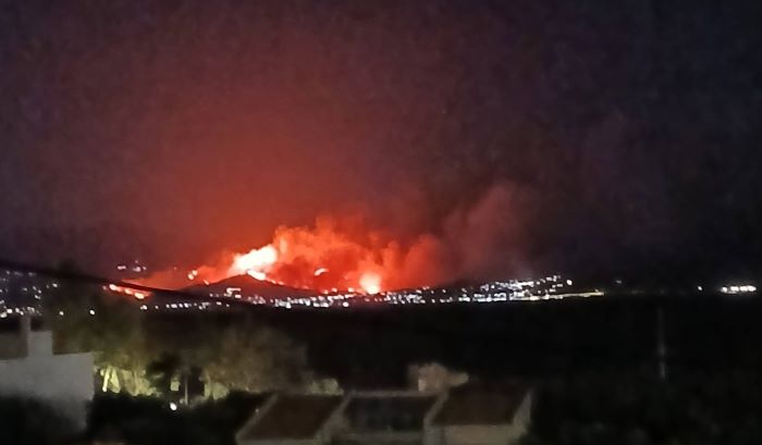 Φωτιά στην Αιγιάλεια: Ολονύχτια μάχη στις Νεραντζιές – Στη μάχη και τα εναέρια μέσα