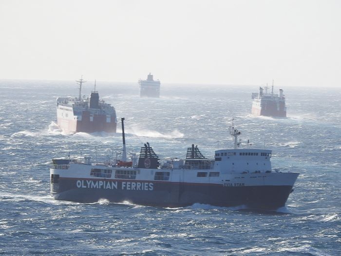 Ραφήνα: Εντυπωσιακές ταυτόχρονες αναχωρήσεις πλοίων με φόντο το θυελλώδες Αιγαίο