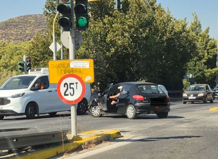 Ραφήνα: Φωτογραφίες από την σύγκρουση των αυτοκινήτων στην Αρίωνος και Λ.Μαραθώνος