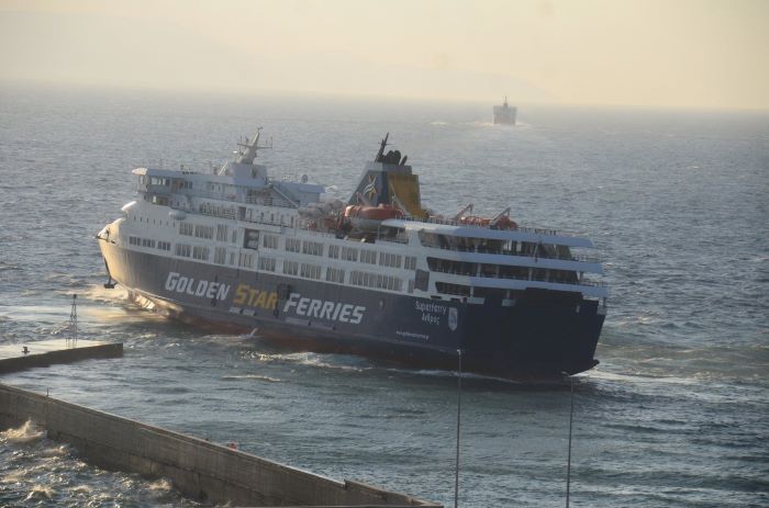 Ραφήνα: Δύσκολη μανούβρα του «SUPERFERRY» με θυελλώδεις ανέμους – Οι καπετάνιοι καλύπτουν τις αδυναμίες του λιμανιού