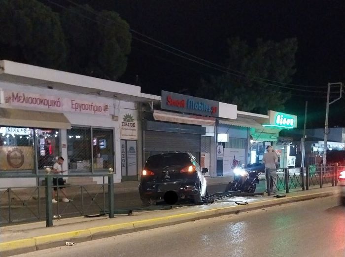 Τροχαίο στη Νέα Μάκρη: ΙΧ έσπασε τα κιγκλιδώματα και πέρασε στο αντίθετο ρεύμα
