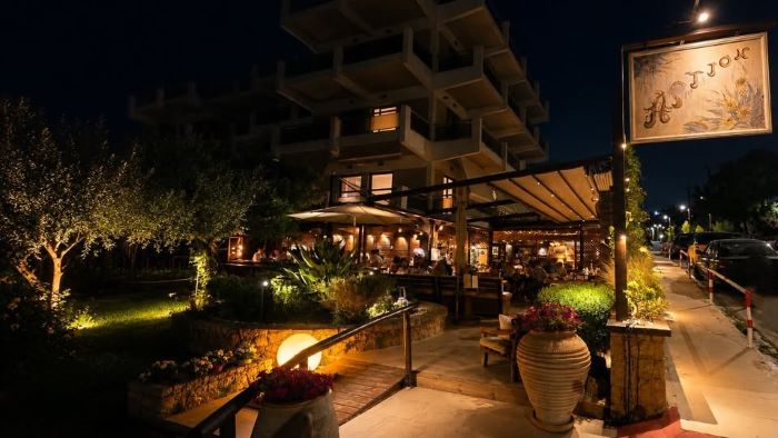 Άρτιον στο Μάτι: Η βραδινή έξοδος αποκτά τη δική της λάμψη