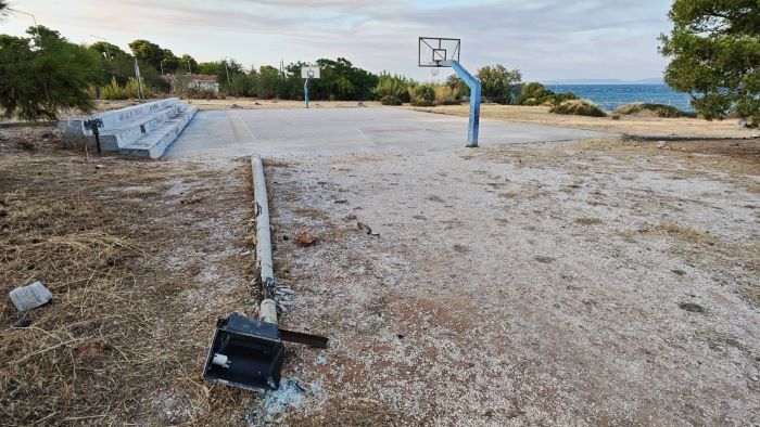 Επικίνδυνη εγκατάλειψη στο γήπεδο μπάσκετ της Αμπελούπολης
