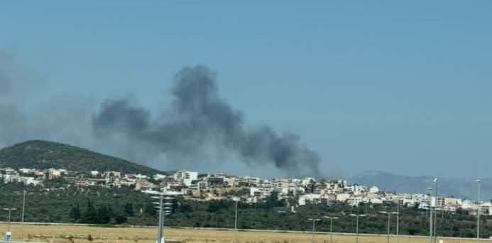 Φωτιά τώρα στα σύνορα Παιανίας- Σπάτων: Ισχυρές δυνάμεις και πέντε εναέρια μέσα – Μήνυμα από το 112