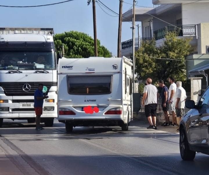 Βραυρώνα: Τροχόσπιτο αποσυνδέθηκε από όχημα και κινήθηκε ανεξέλεγκτο στον δρόμο