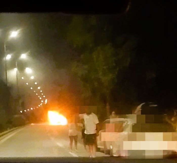 Κερατέα: Φωτιά σε όχημα στη λεωφόρο Λαυρίου – Άμεση κατάσβεση χωρίς τραυματισμούς