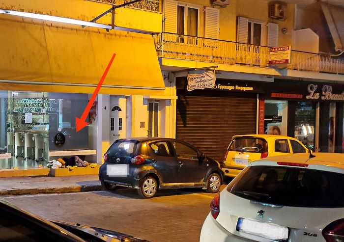 Ραφήνα: Γυναίκα κοιμόταν έξω από κατάστημα – Είναι άστεγη;