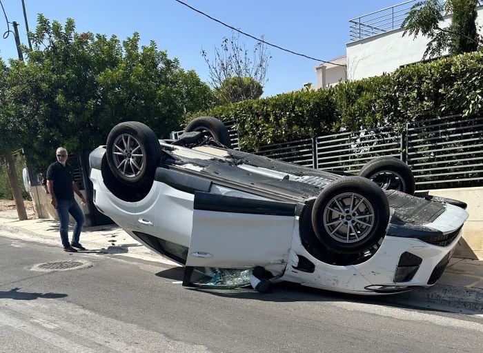 Αδιανόητο τροχαίο στο Μάτι: Αυτοκίνητο ανατράπηκε αφού προσέκρουσε σε πόρτα οικίας